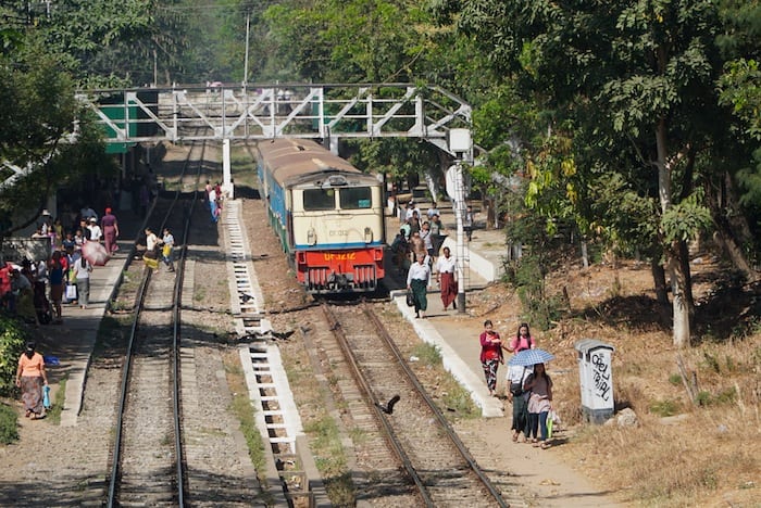 Train en Yangon